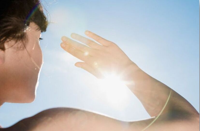 Sonneneinstrahlung beschleunigt die Hautalterung. 